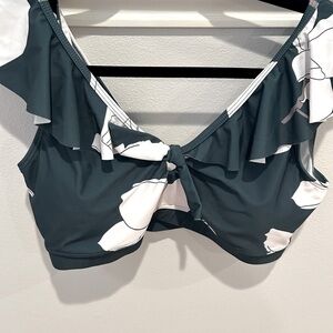 Green white floral ruffle top bikini with matching hipster bottoms size M